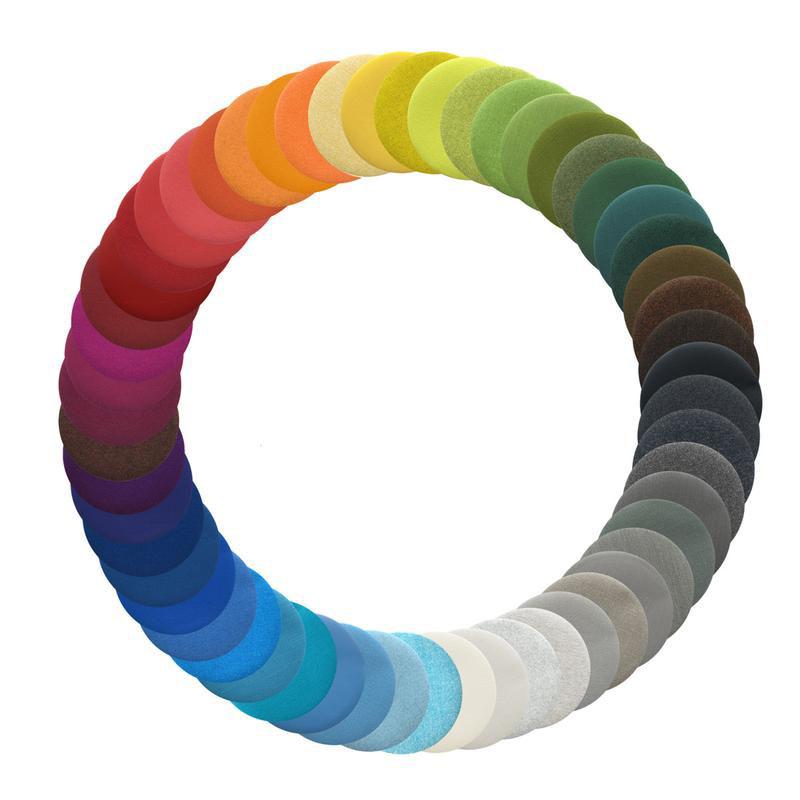 Das foto zeigt 50 runde sitzkissen in vielen verschiedenen Farben. Die Sitzkissen sind in einem Kreis angeordnet.
