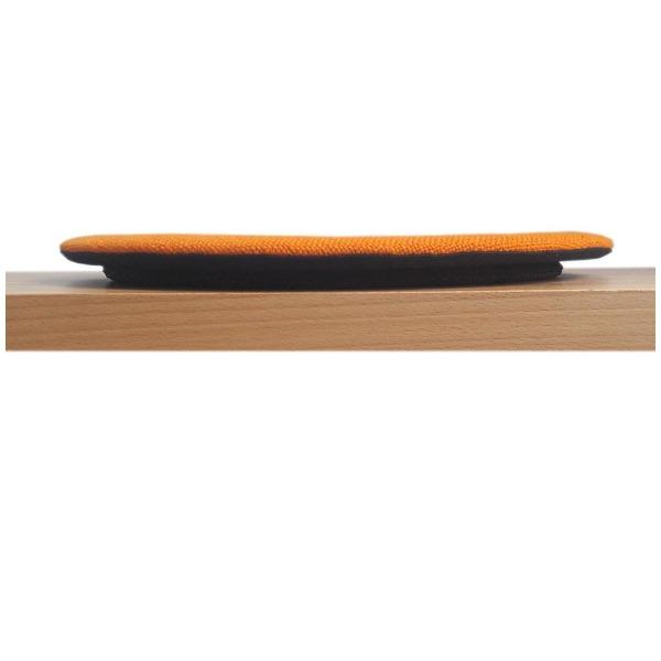 Das foto zeigt eine runde sitzauflage auf einer sitzbank aus holz in der seitenansicht. Die Schattenfuge ist in der seitenansicht deutlich sichtbar. Die farbe der sitzauflage ist orange. 