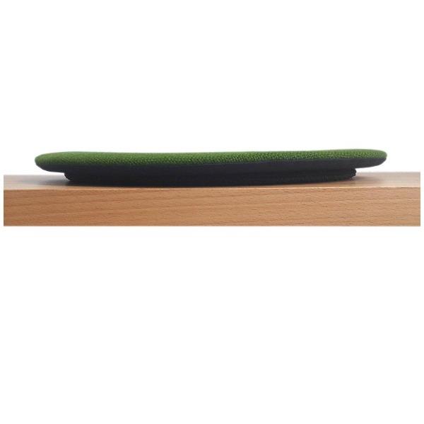 Das foto zeigt eine runde sitzauflage auf einer sitzbank aus holz in der seitenansicht. Die Schattenfuge ist in der seitenansicht deutlich sichtbar. Die farbe der sitzauflage ist gruen mit einem leichten gelbstich. 
