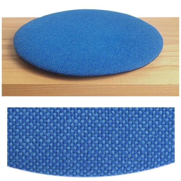 Das foto zeigt eine runde sitzauflage der firma discus. Das sitzkissen verjüngt sich zum rand hin und bildet eine schattenfuge aus. Die farbe der sitzauflage ist blau-hellblau meliert.