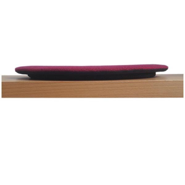 Das foto zeigt eine runde sitzauflage auf einer sitzbank aus holz in der seitenansicht. Die Schattenfuge ist in der seitenansicht deutlich sichtbar. Die farbe der sitzauflage ist violett.