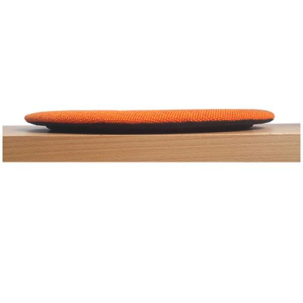 Das foto zeigt eine runde sitzauflage auf einer sitzbank aus holz in der seitenansicht. Die Schattenfuge ist in der seitenansicht deutlich sichtbar. Die farbe der sitzauflage ist orange-rot meliert meliert. 