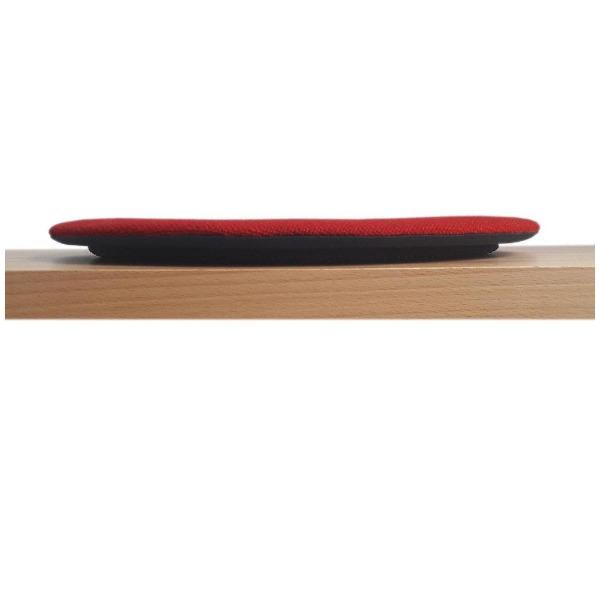 Das foto zeigt eine runde sitzauflage auf einer sitzbank aus holz in der seitenansicht. Die Schattenfuge ist in der seitenansicht deutlich sichtbar. Die farbe der sitzauflage ist rot. 