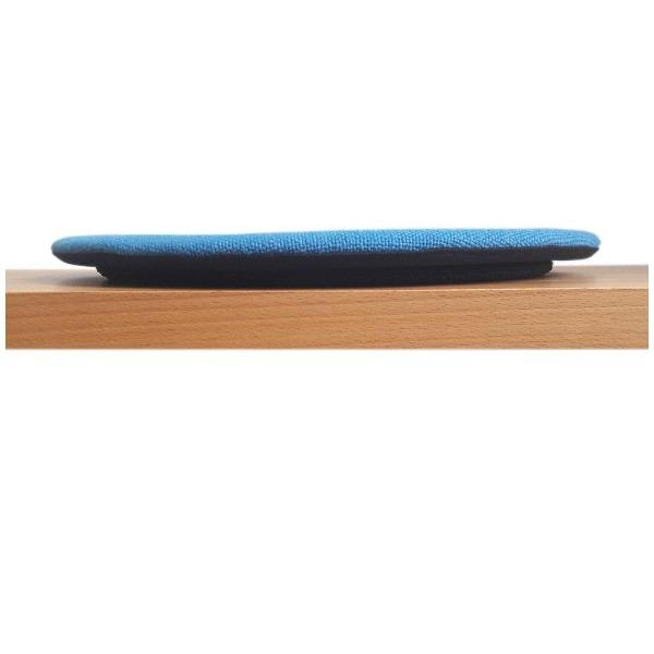 Das foto zeigt eine runde sitzauflage auf einer sitzbank aus holz in der seitenansicht. Die Schattenfuge ist in der seitenansicht deutlich sichtbar. Die farbe der sitzauflage ist hellblau.