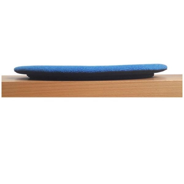 Das foto zeigt eine runde sitzauflage auf einer sitzbank aus holz in der seitenansicht. Die Schattenfuge ist in der seitenansicht deutlich sichtbar. Die farbe der sitzauflage ist blau-hellblau meliert. 