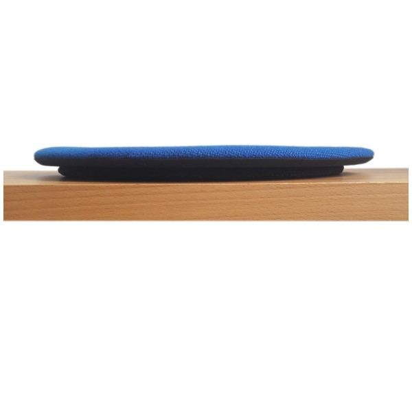 Das foto zeigt eine runde sitzauflage auf einer sitzbank aus holz in der seitenansicht. Die Schattenfuge ist in der seitenansicht deutlich sichtbar. Die farbe der sitzauflage ist blau. 