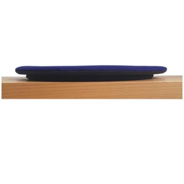 Das foto zeigt eine runde sitzauflage auf einer sitzbank aus holz in der seitenansicht. Die Schattenfuge ist in der seitenansicht deutlich sichtbar. Die farbe der sitzauflage ist dunkelblau mit einem leichten rotstich. 