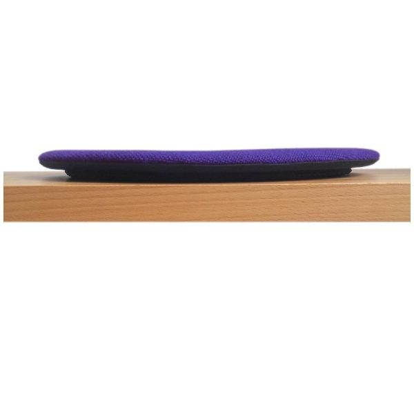 Das foto zeigt eine runde sitzauflage auf einer sitzbank aus holz in der seitenansicht. Die Schattenfuge ist in der seitenansicht deutlich sichtbar. Die farbe der sitzauflage ist dunkelblau-violett meliert. 