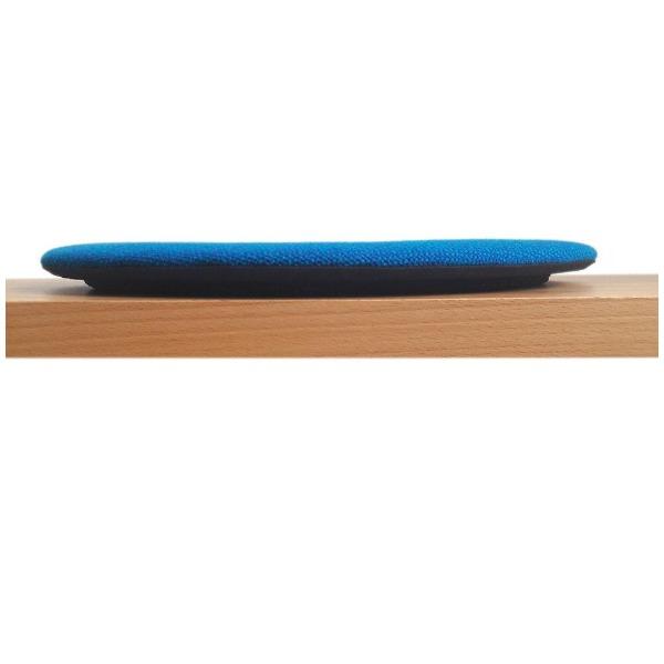 Das foto zeigt eine runde sitzauflage auf einer sitzbank aus holz in der seitenansicht. Die Schattenfuge ist in der seitenansicht deutlich sichtbar. Die farbe der sitzauflage ist  blau-tuerkis meliert. 