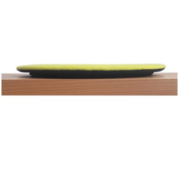 Das foto zeigt eine runde sitzauflage auf einer sitzbank aus holz in der seitenansicht. Die Schattenfuge ist in der seitenansicht deutlich sichtbar. Die farbe der sitzauflage ist zitronengelb mit einem leichtem grünstich.